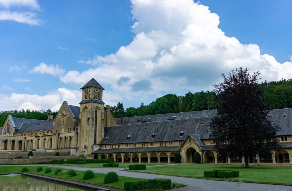 Ardennen Tour: Historische Zisterzienserabtei Orval in der Region Gaume.