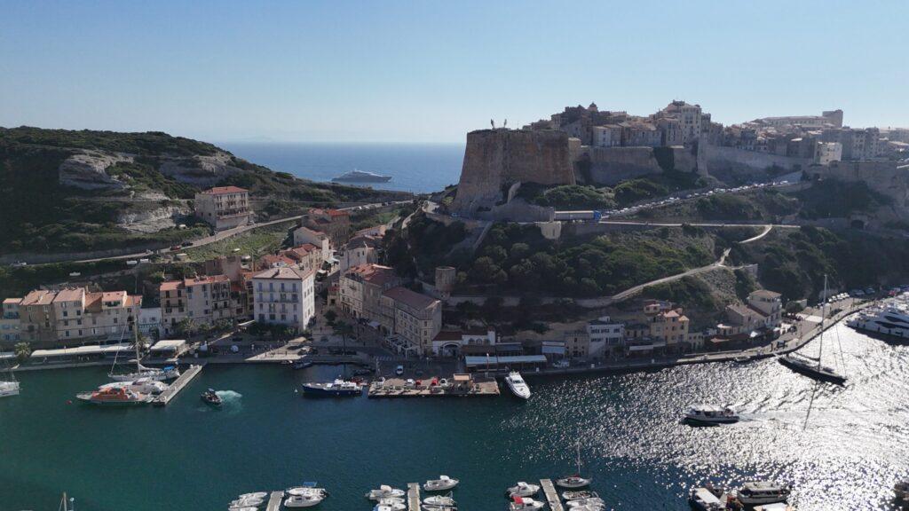 Küste und Yachthafen von Bonifacio, Korsika, bei sonnigem Wetter. Traumhaftes Reiseziel.