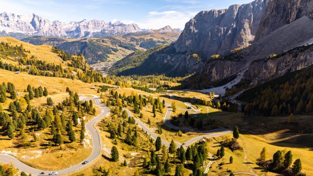 Serpentinenstraße in den Dolomiten, ideal für eine unvergessliche Sportwagenfahrt.