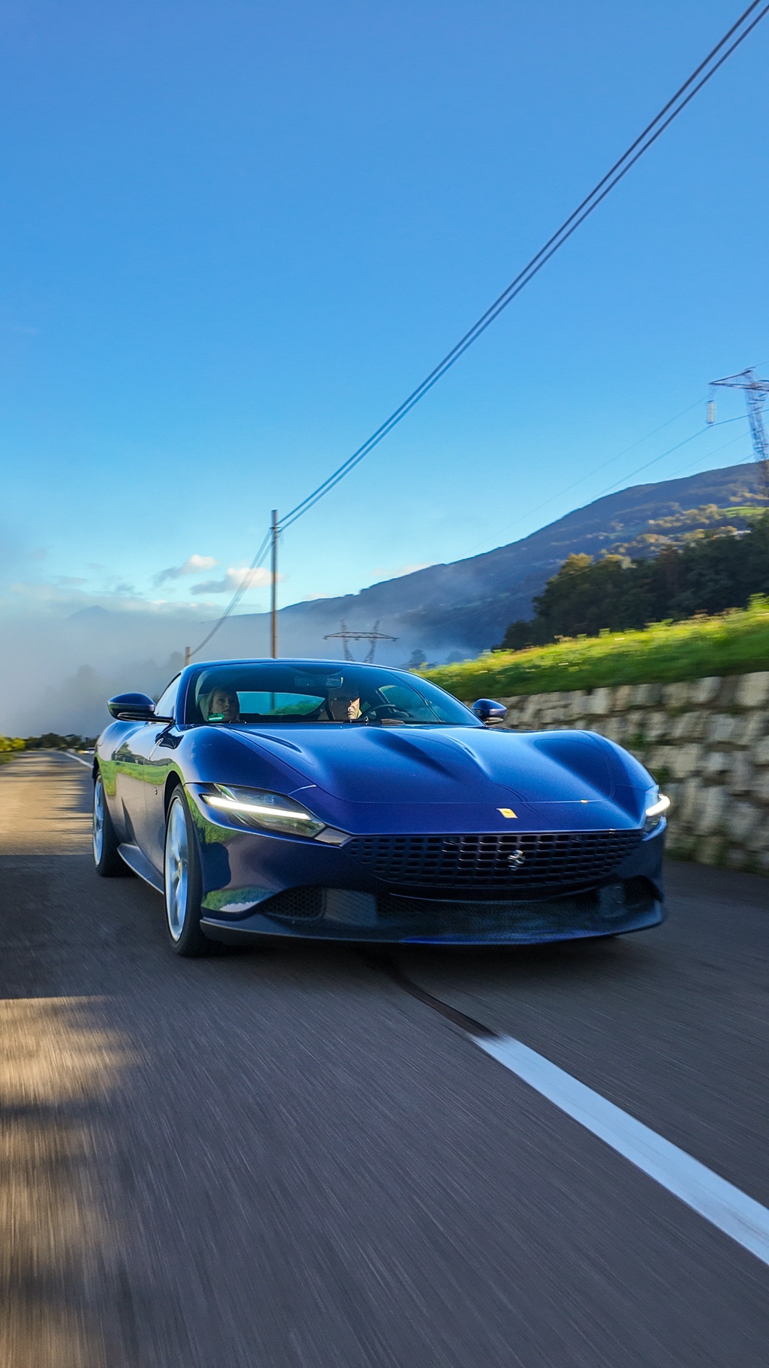 Ferrari Roma in Fahrt auf einer Landstraße während der Sportwagen Erlebnisreise in Südtirol.