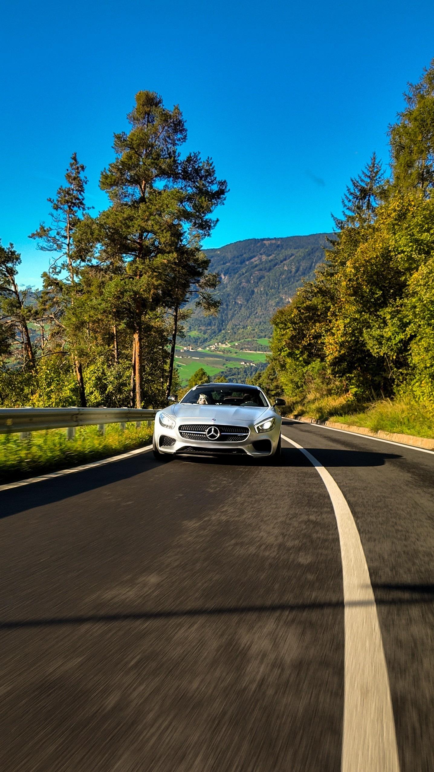 Detailbild der Ardennen Tour: Silberner Mercedes-AMG auf der Strecke durch den Wald.