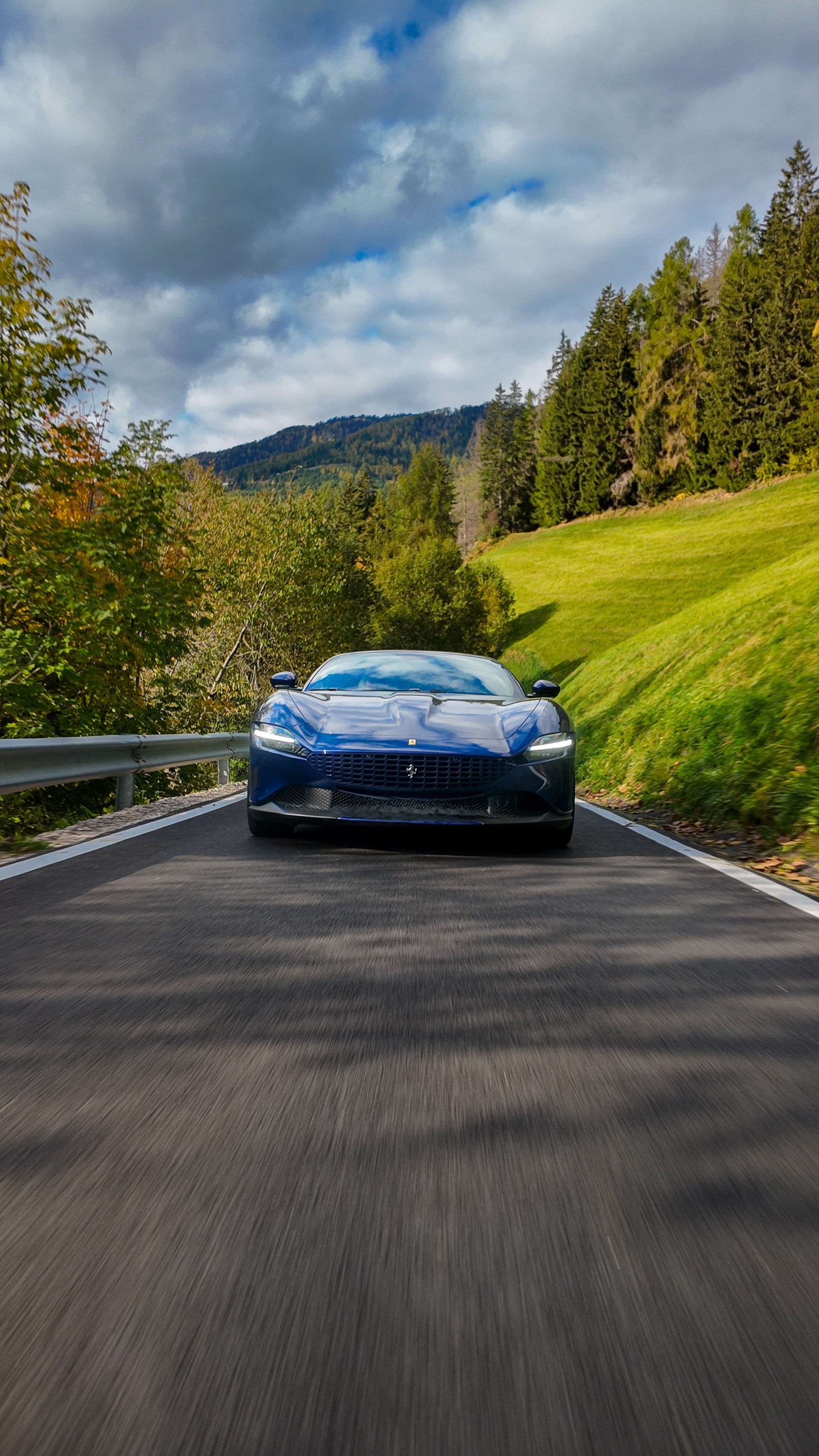 Luxuriöser Sportwagen auf malerischer Straße im Herzen der Dolomiten.