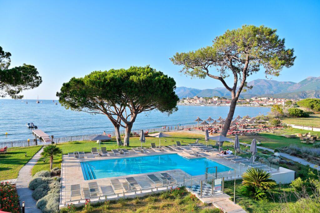 Luxushotel am Meer mit Pool und idyllischer Aussicht auf die französische Riviera.