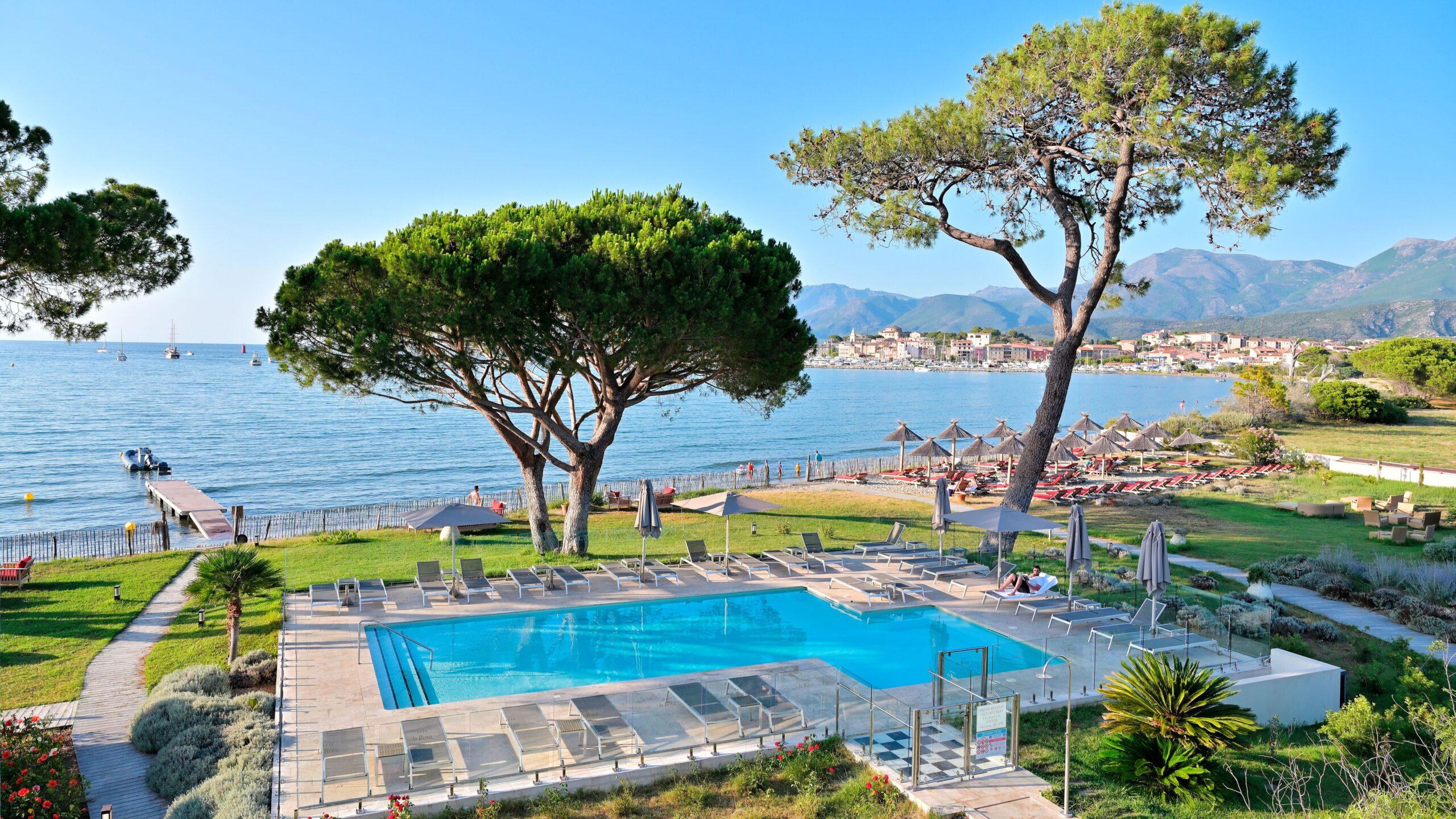 Luxushotel am Meer mit Pool und idyllischer Aussicht auf die französische Riviera.