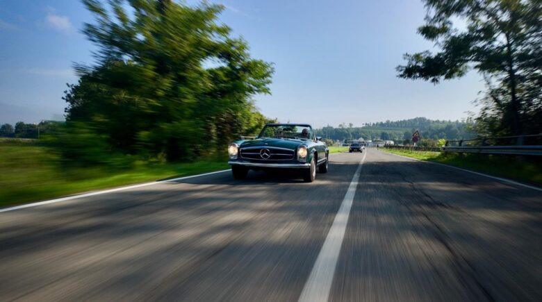 Klassischer Mercedes in Fahrt auf einer Experten-Route für Touren.