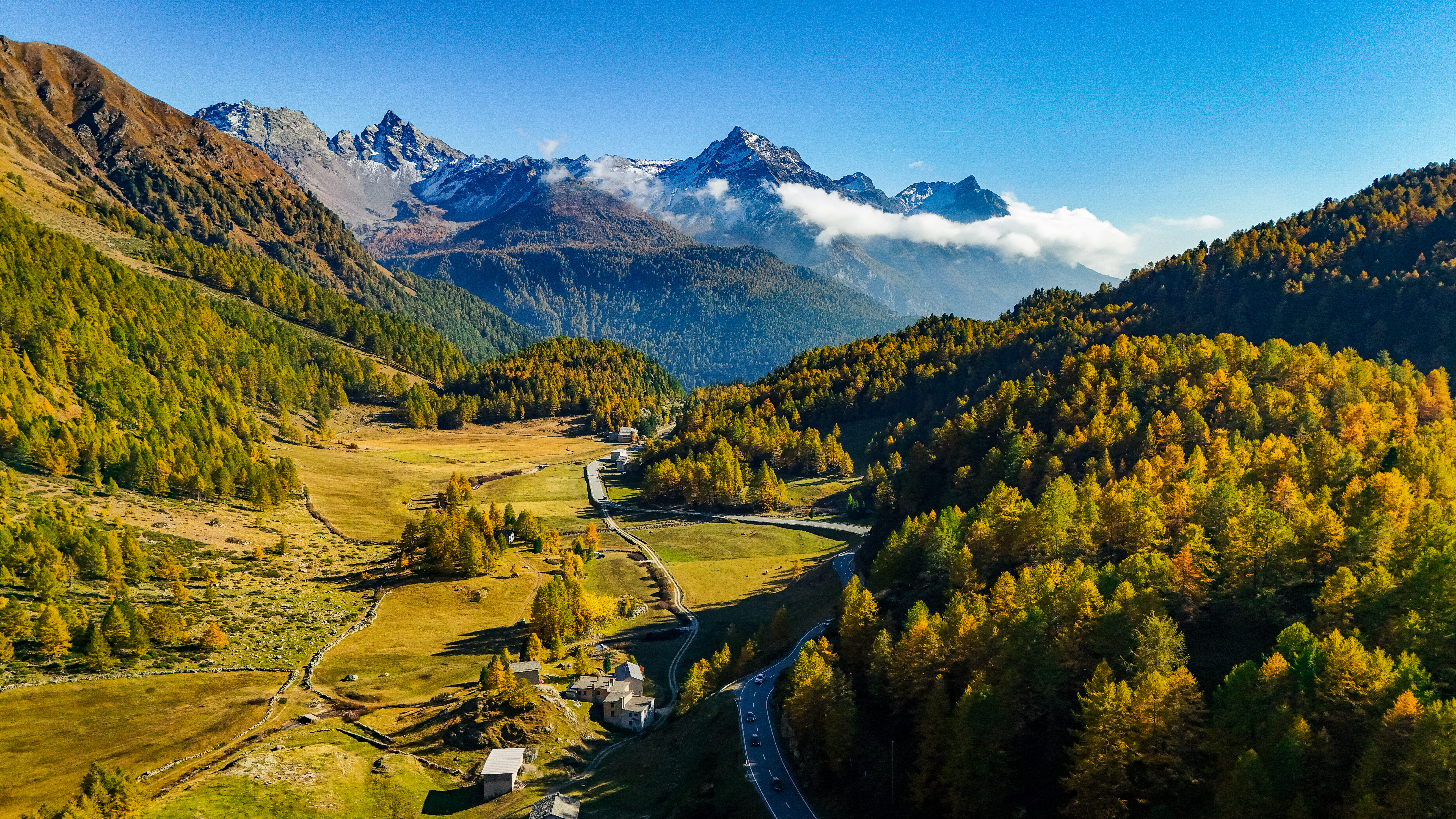 Bergstraße in den Alpen mit atemberaubender Aussicht und herbstlichen Farben.
