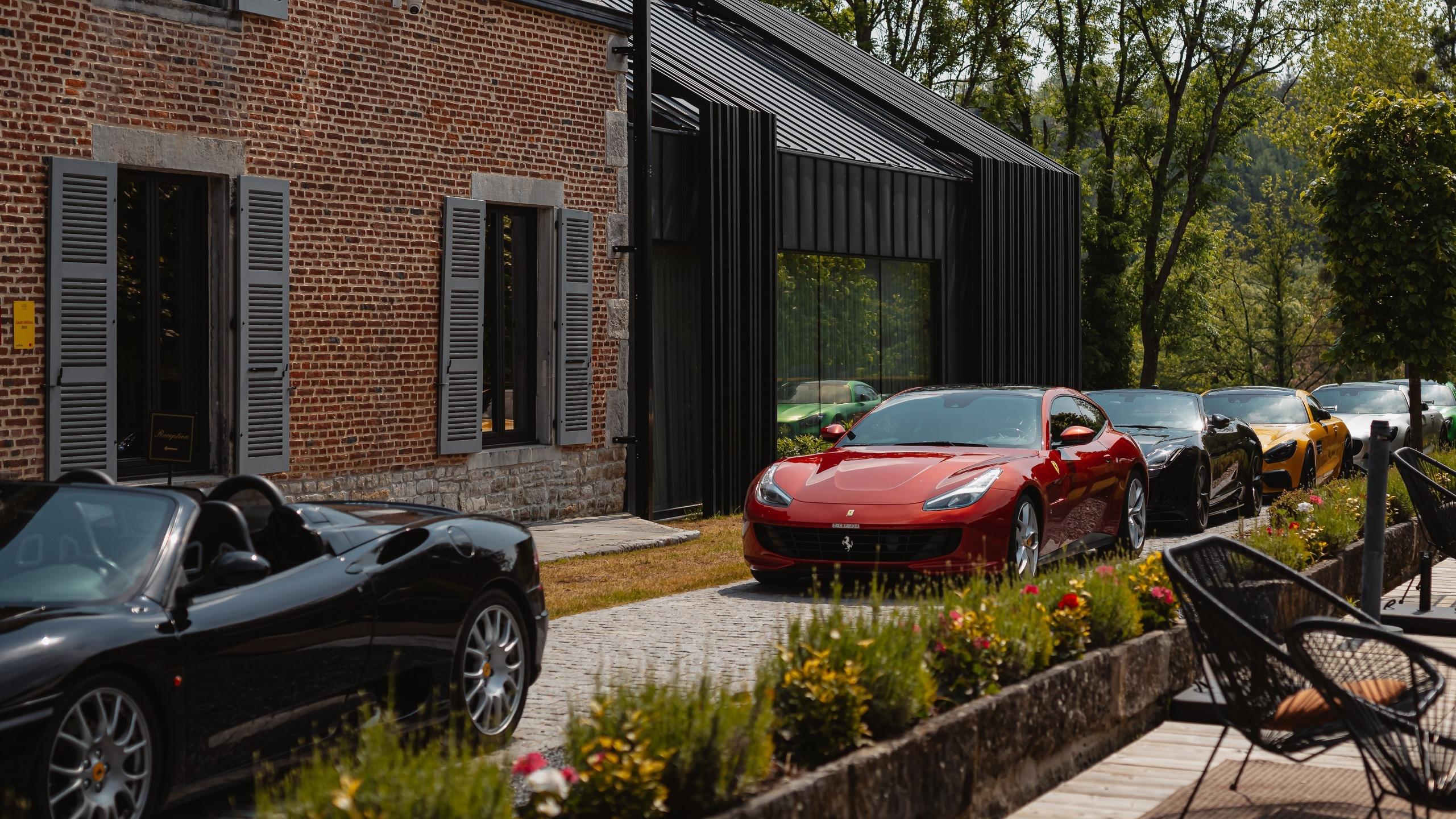 Ardennen Tour: Konvoi von Luxus-Sportwagen (Ferrari) vor dem Château de Vignée Hotel.