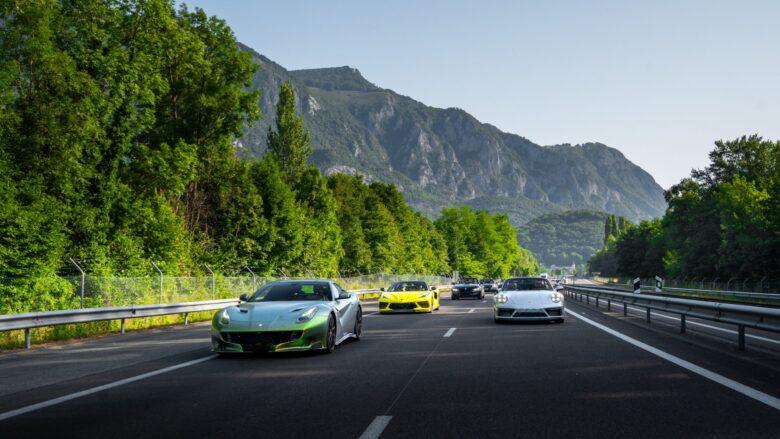 Sportwagen-Konvoi auf einer vom Experten geplanten Tour durch die Alpen.