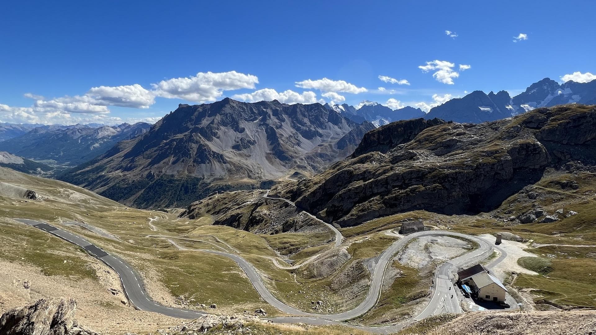 Wunderschöne Berglandschaft mit kurvenreicher Straße und atemberaubendem Alpenpanorama. Perfekt für sportliche Fahrten.