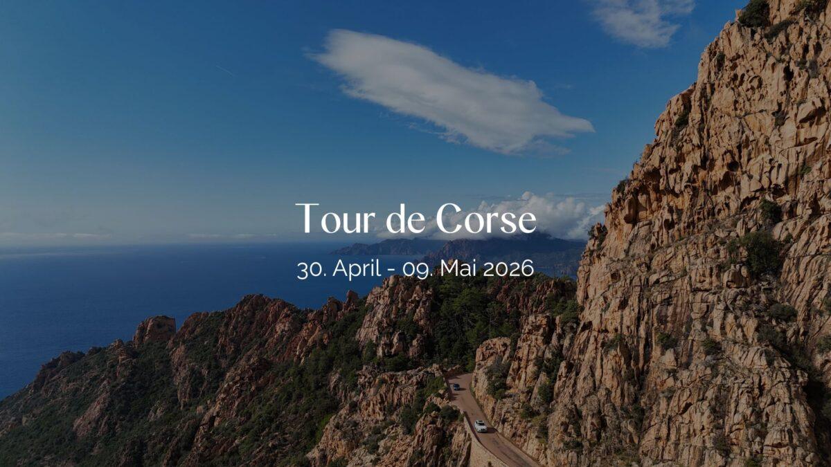 Header Bild der Tour de Corse: Zerklüftete Felsen und Straße entlang des Mittelmeeres auf Korsika.