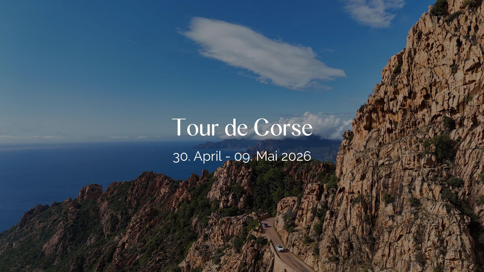 Header Bild der Tour de Corse: Zerklüftete Felsen und Straße entlang des Mittelmeeres auf Korsika.