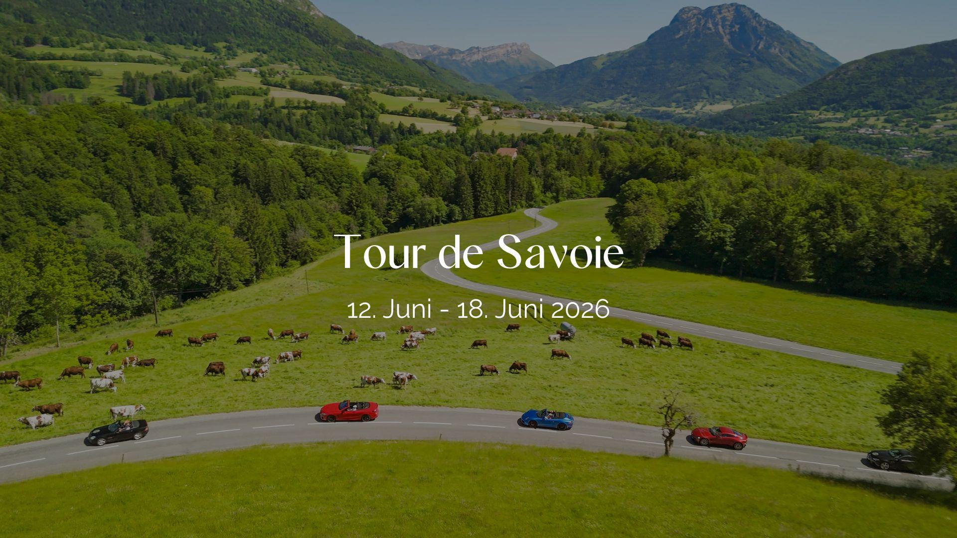 Header Bild der Tour de Savoie: Sportwagen-Konvoi auf idyllischer Straße in den französischen Alpen.