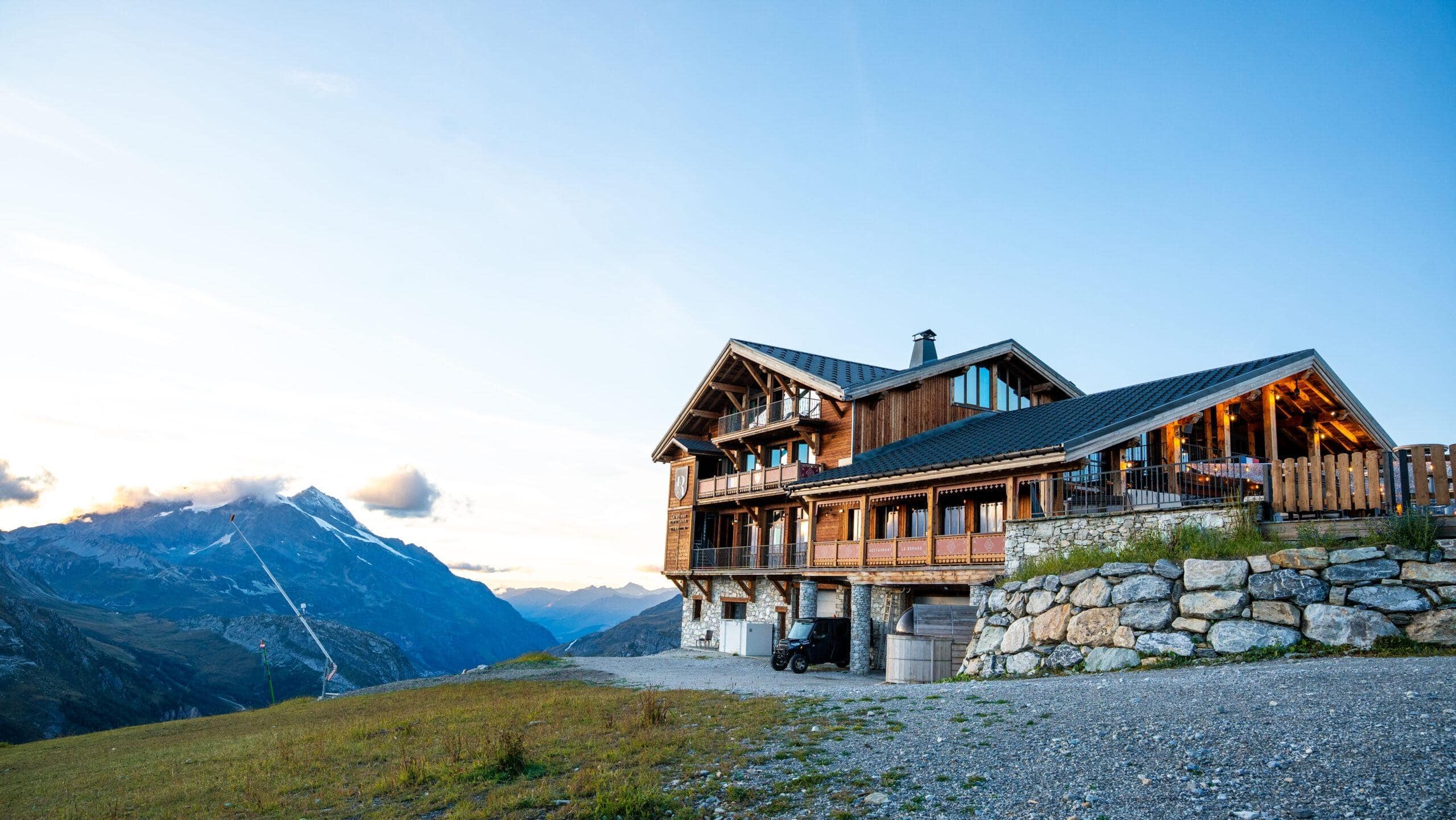 Alpen-Chalet mit Panoramablick, umgeben von majestätischen Bergen und stilvollem Ambiente. Perfekter Rückzugsort für Luxusreisende.
