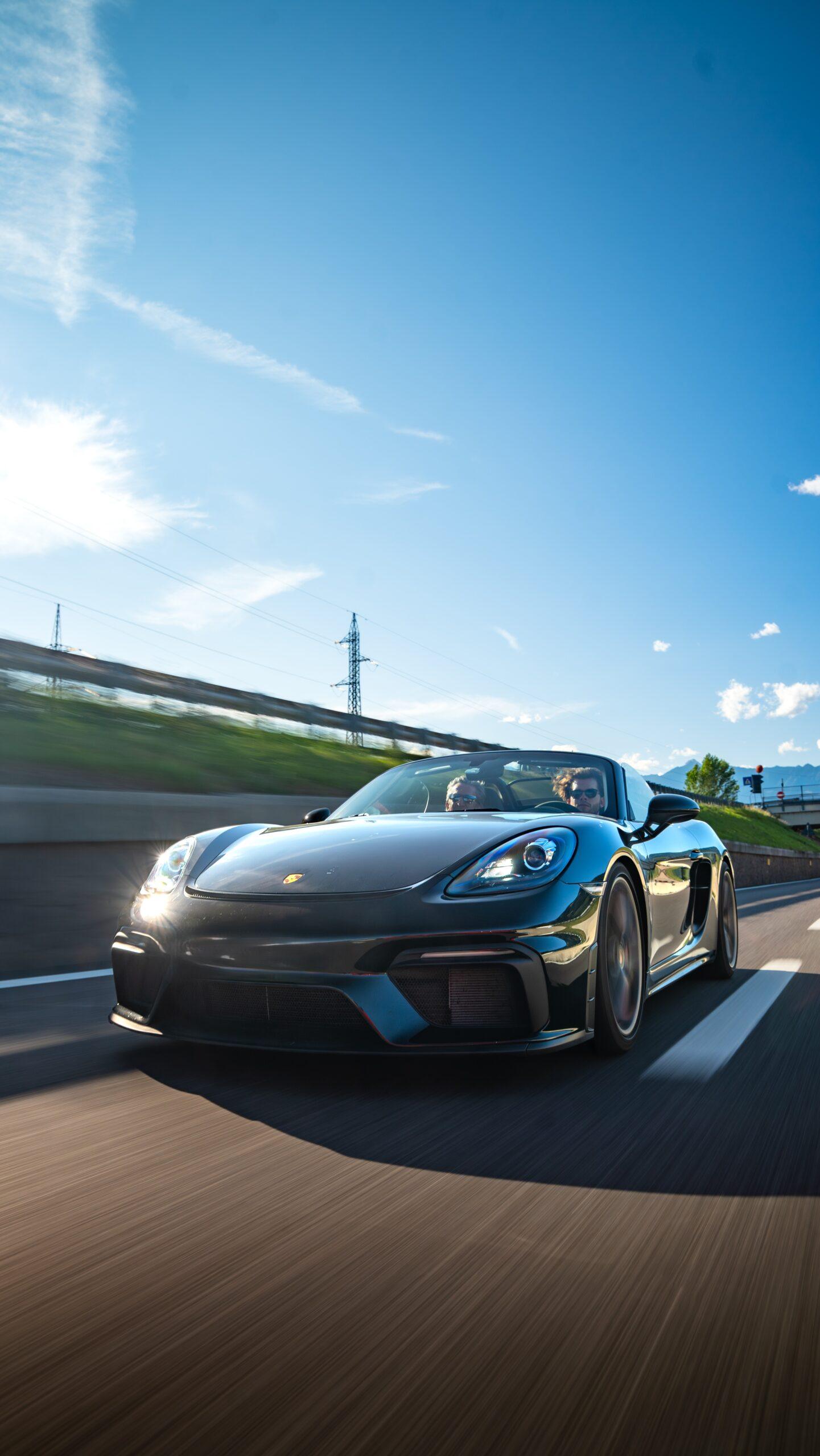 Sportwagen Tour Trentino 2025: Schwarzer Porsche 718 auf der Brennerautobahn in Richtung Süden.