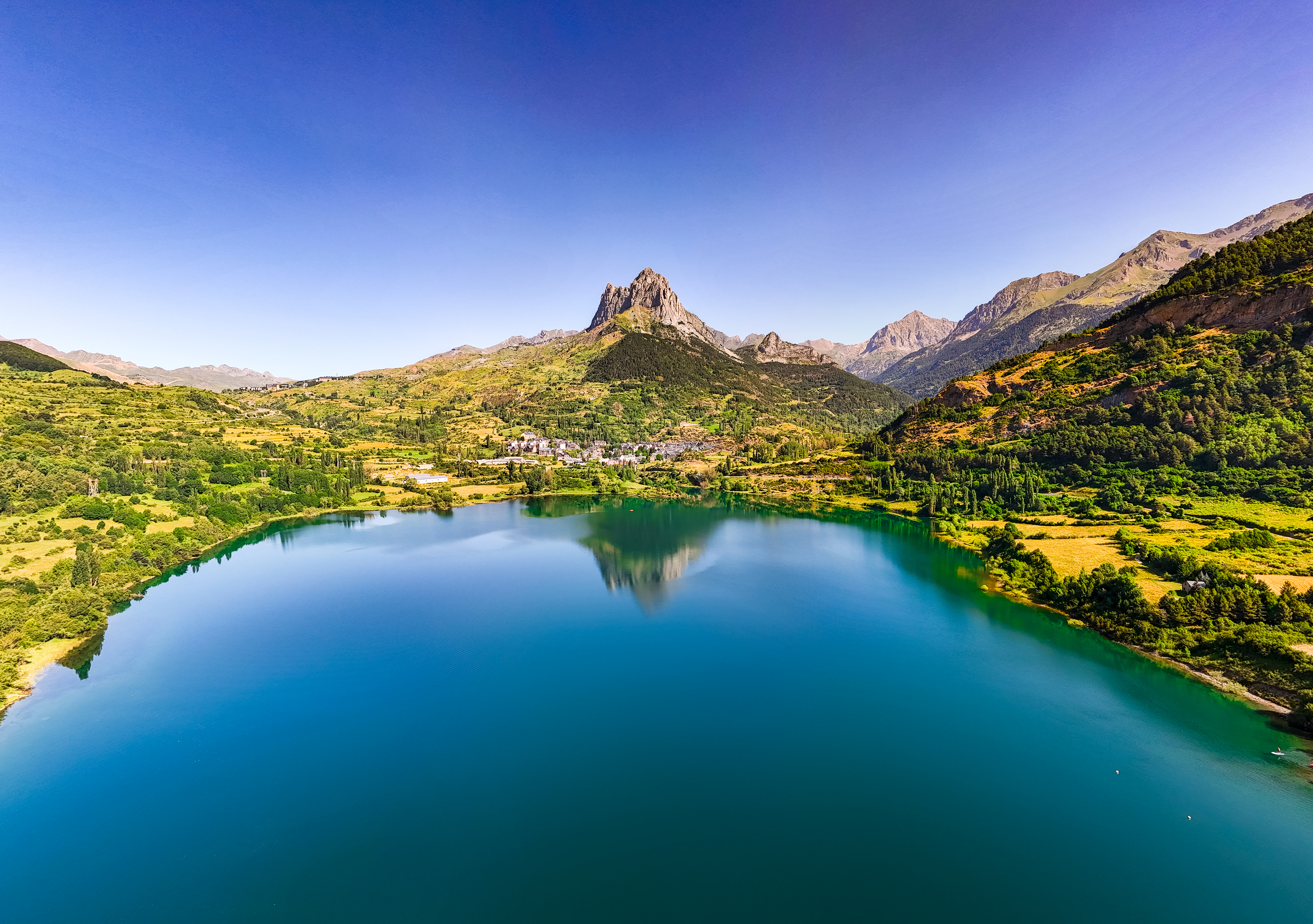 Majestätischer Bergsee inmitten malerischer Landschaft der europäischen Alpen.