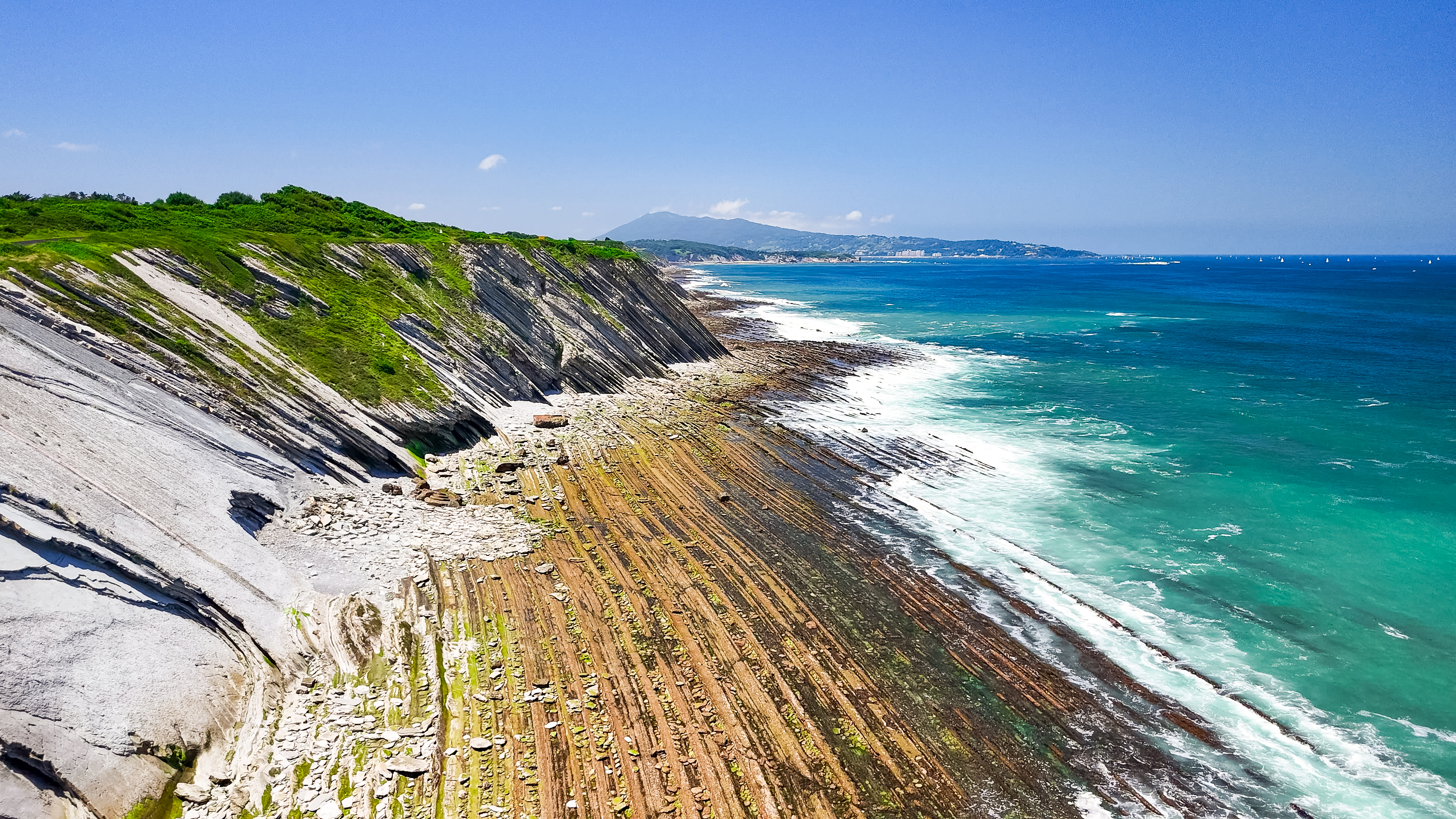 Spektakuläre Felsklippen an der Küste, eine malerische Route der Sportwagen Erlebnisreise Vuelta Pyreneo.