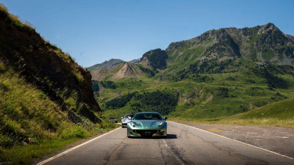 Vuelta Pyreneo: Grüner Ferrari führt den Konvoi durch die weite Gebirgslandschaft.