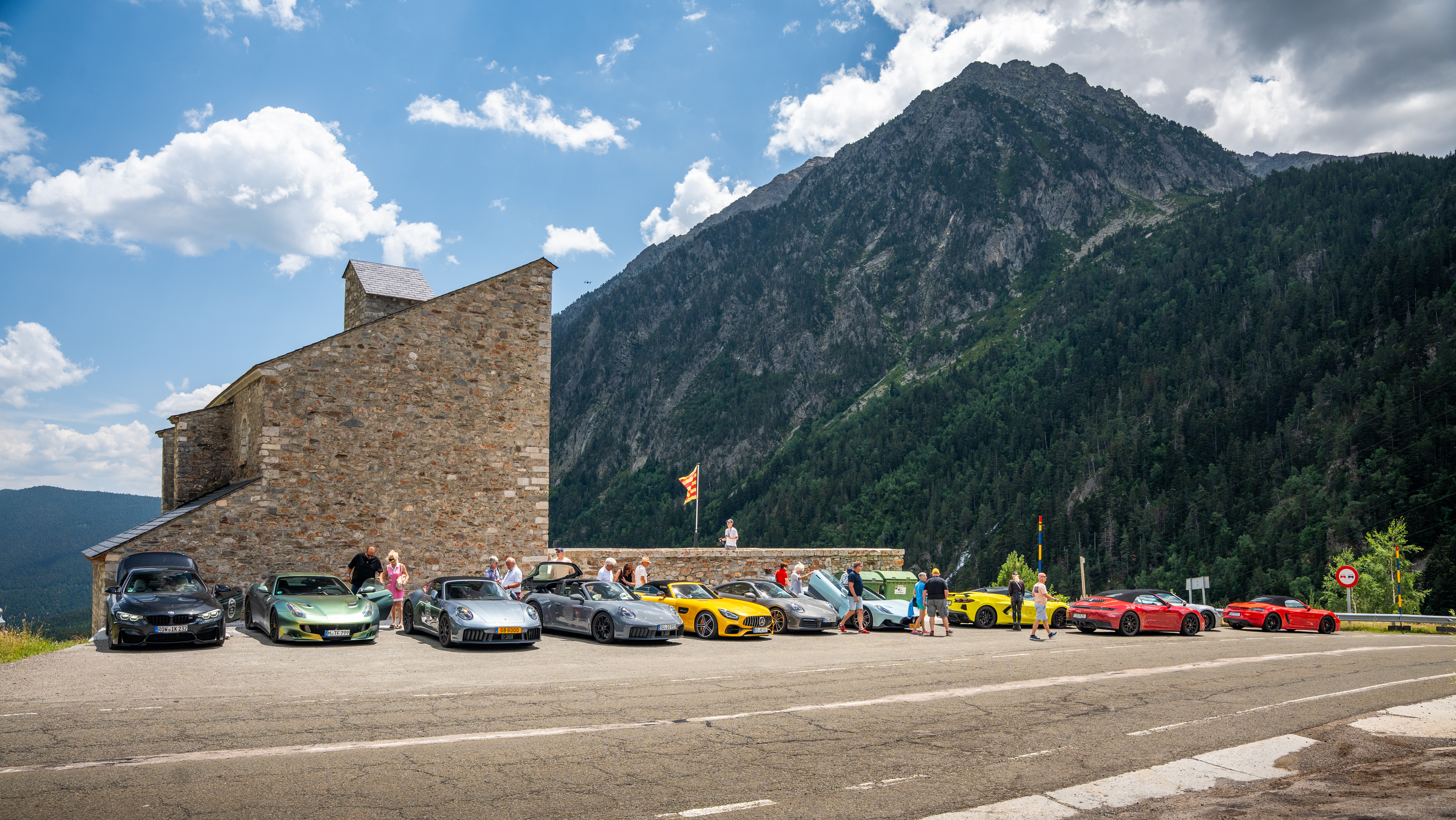 Sportwagen Erlebnisreisen: Exklusiver Fuhrpark (Ferrari, Porsche, AMG) vor Bergpanorama in den Pyrenäen.