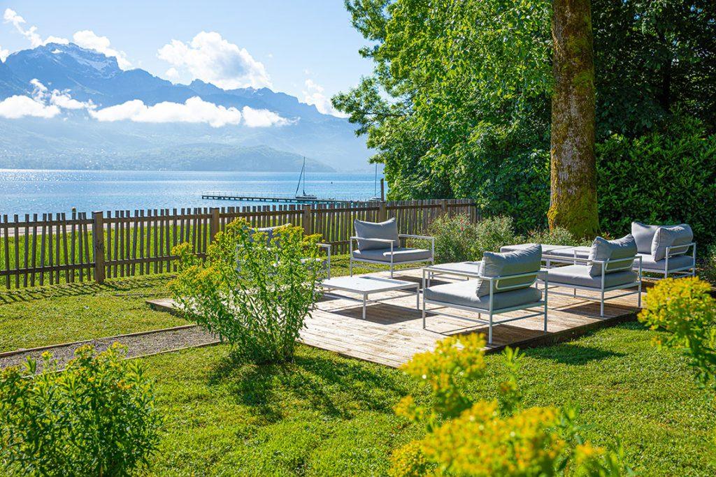 Entspannte Sitzecke mit Blick auf malerischen See und Berge in der Schweiz.