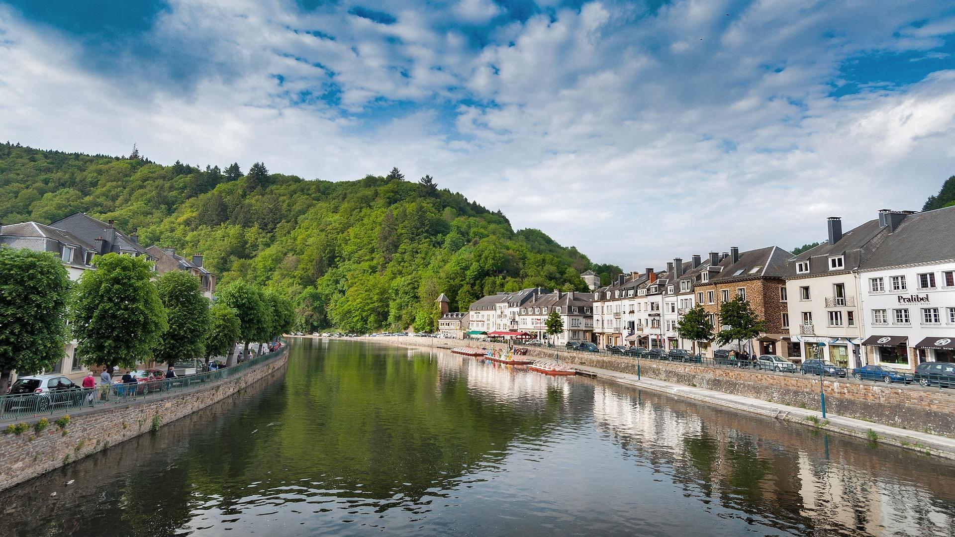 Ardennen Tour: Historische Stadt Bouillon mit Häusern entlang des Ufers der Semois.
