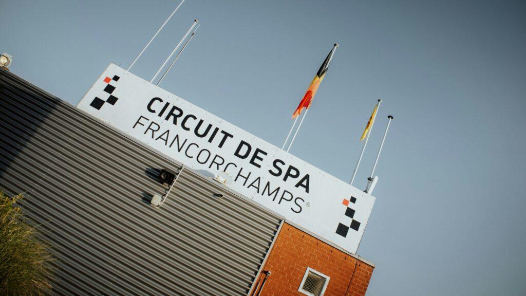 Detailaufnahme: Schild des Circuit de Spa Francorchamps.
