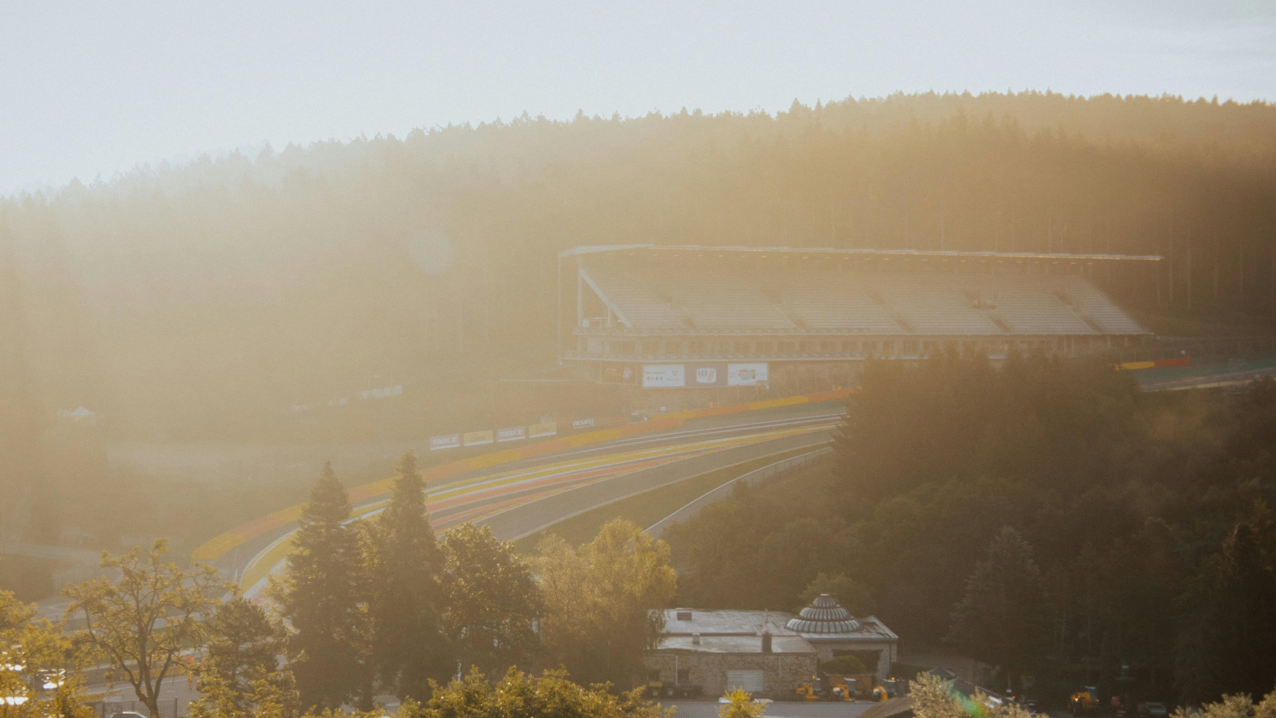 Ardennen Tour: Grandstand-Tribüne der Rennstrecke Spa-Francorchamps im Morgennebel.