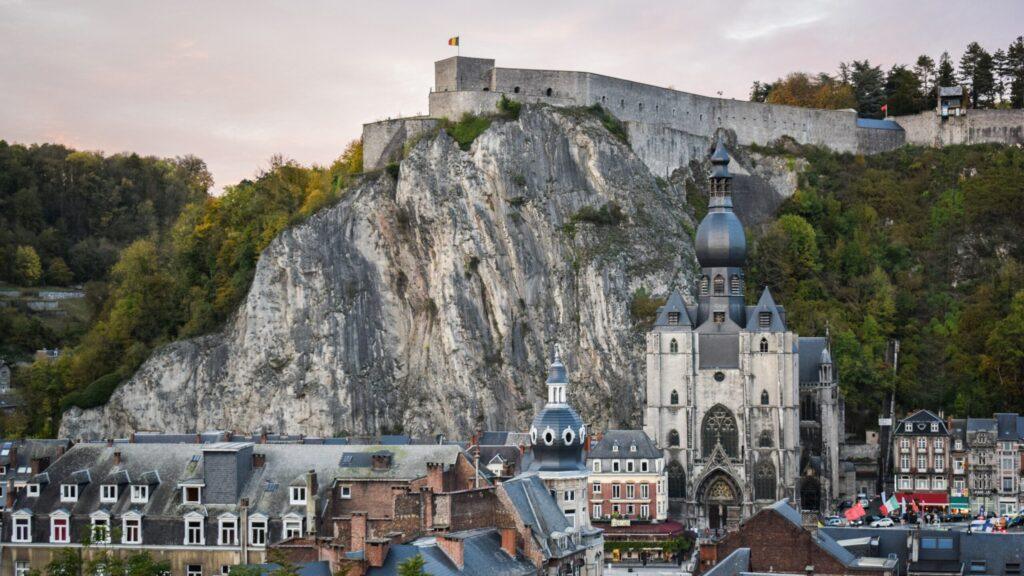 Ardennen Tour: Zitadelle Dinant auf Felsen über der Stiftskirche Notre-Dame.