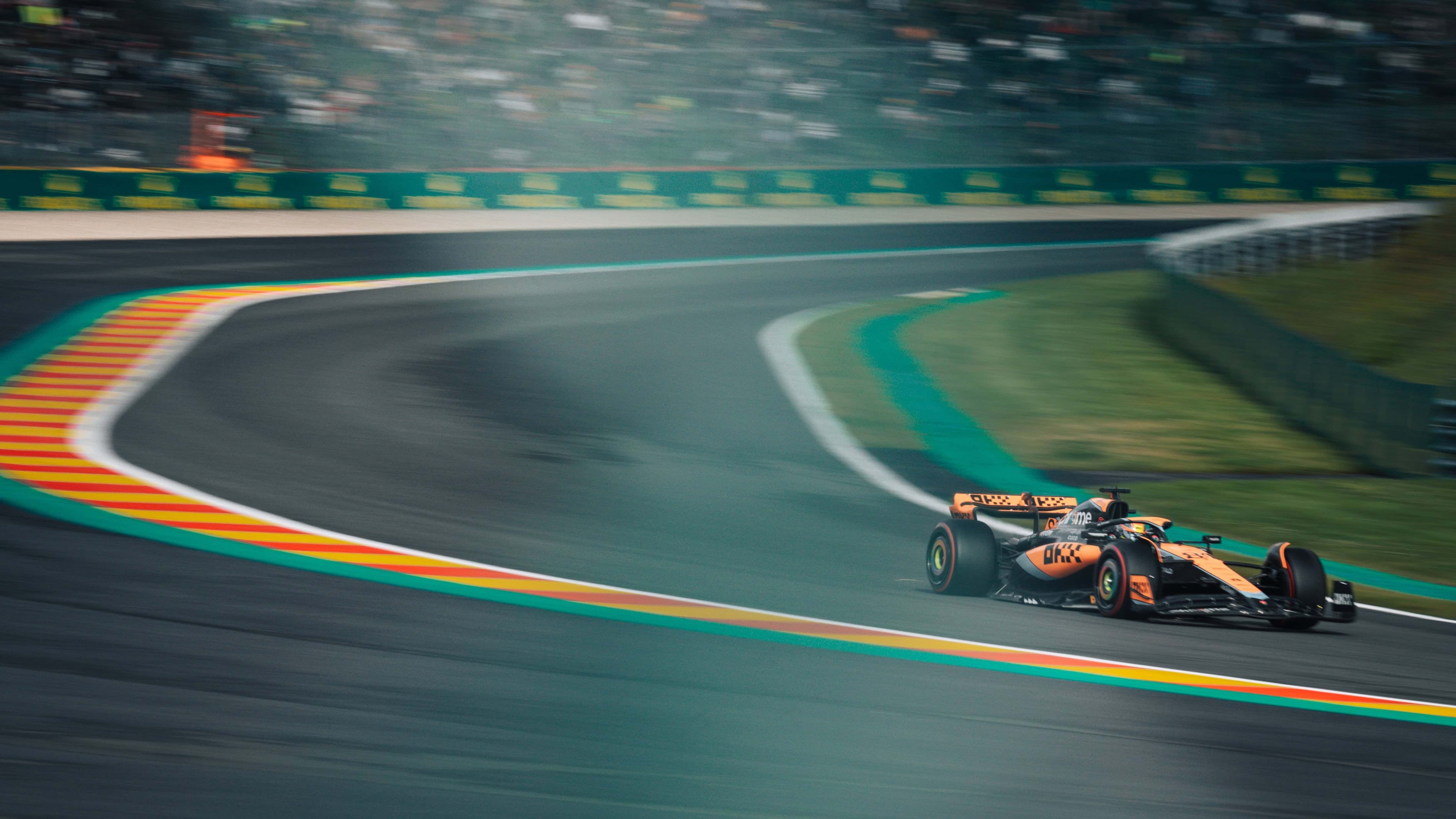 Formel 1 Rennwagen auf der berühmten Kurve Raidillon der Rennstrecke Spa-Francorchamps.