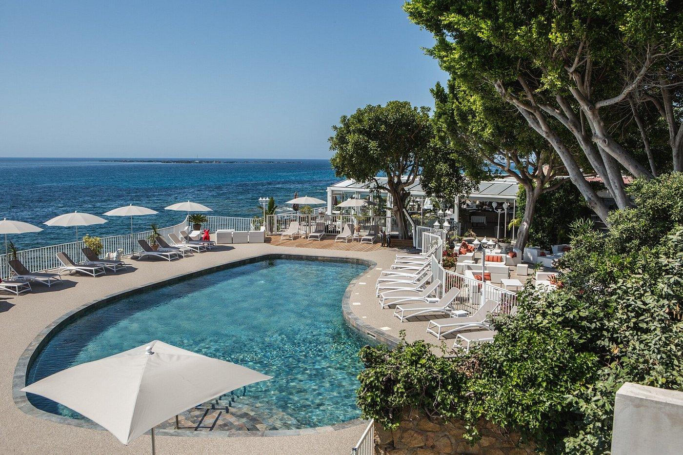 Luxuriöse Hotelanlage am Meer an der französischen Riviera mit erholsamer Poollandschaft.