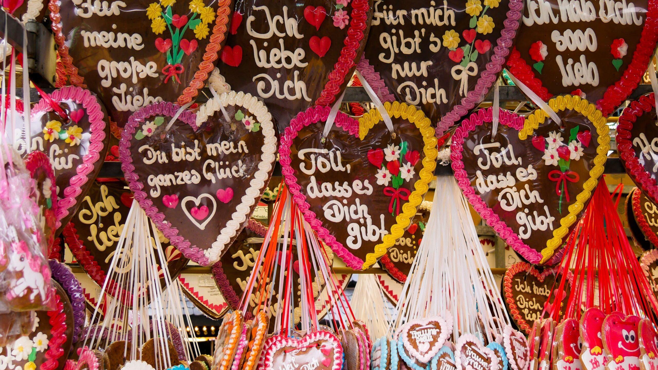 Lebkuchenherzen mit Liebesbotschaften auf einem deutschen Festmarkt.