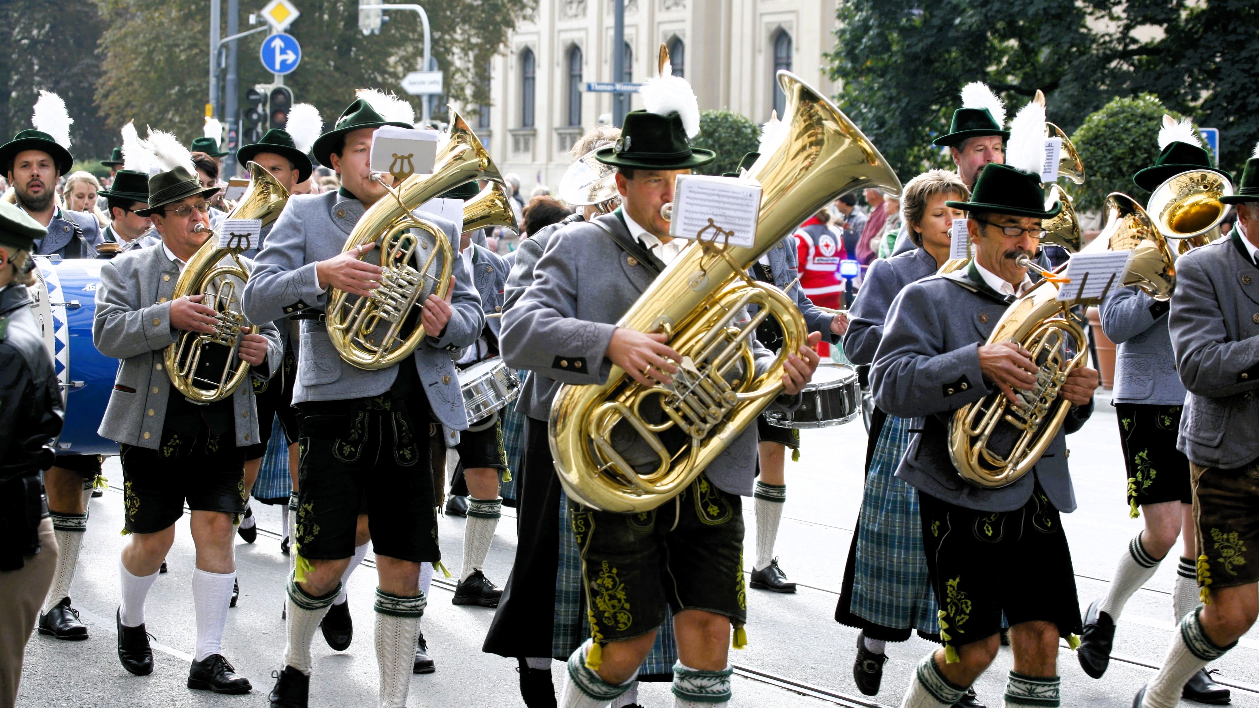 Diese Blaskapelle in traditioneller Kleidung marschiert bei einem Bayerischen Festumzug.