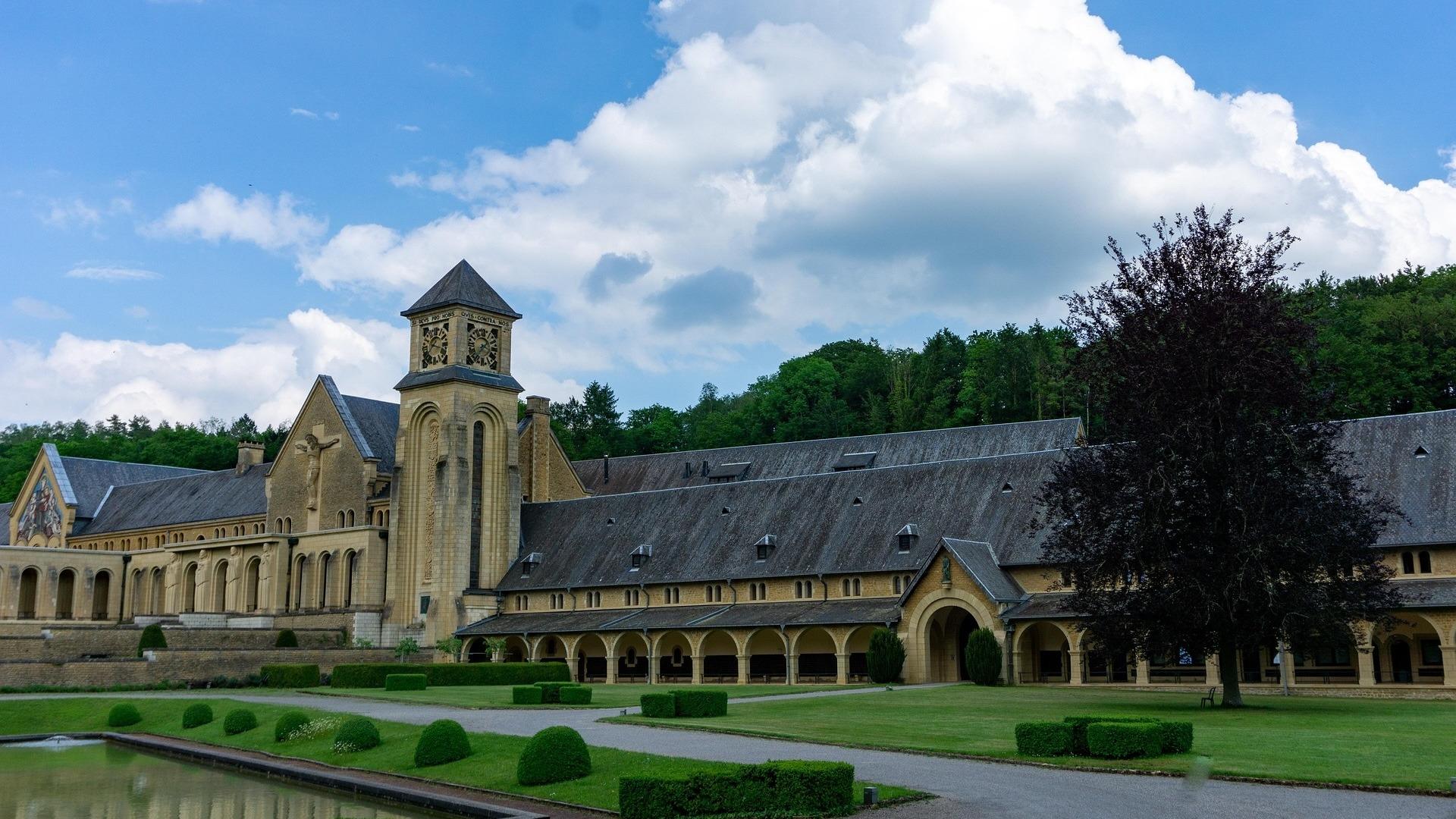 Ardennen Tour: Historische Zisterzienserabtei Orval in der Region Gaume.