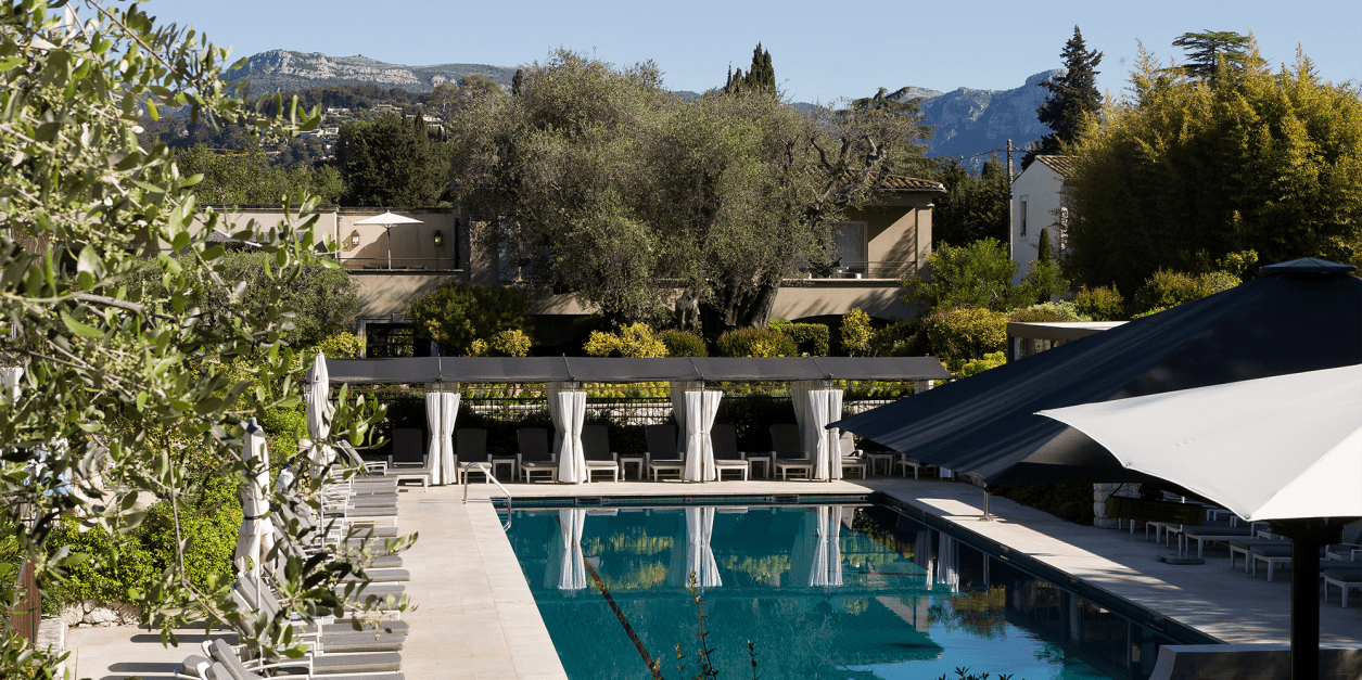 Luxushotel mit Pool und Bergblick an der Französischen Riviera.
